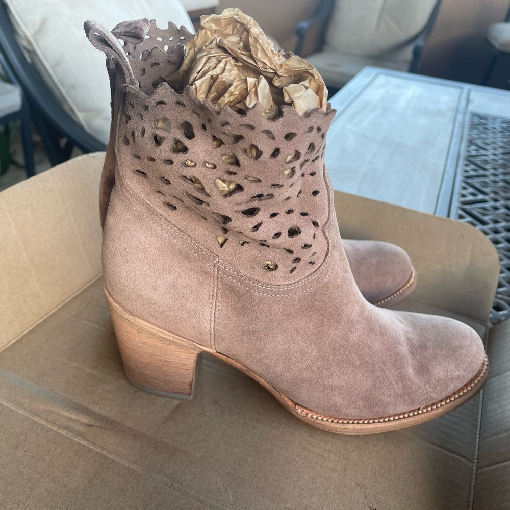Gorgeous Never worn outside Quality FRYE *dustyrose Suede Ankle Boots